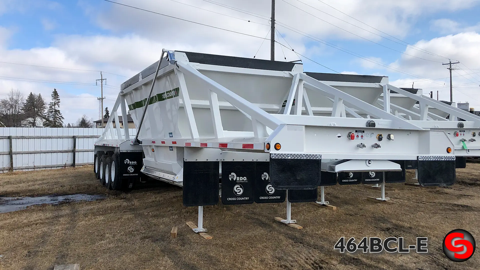 464BCL-E — 46' 4-Axle Clamshell Belly Dump — photo 2